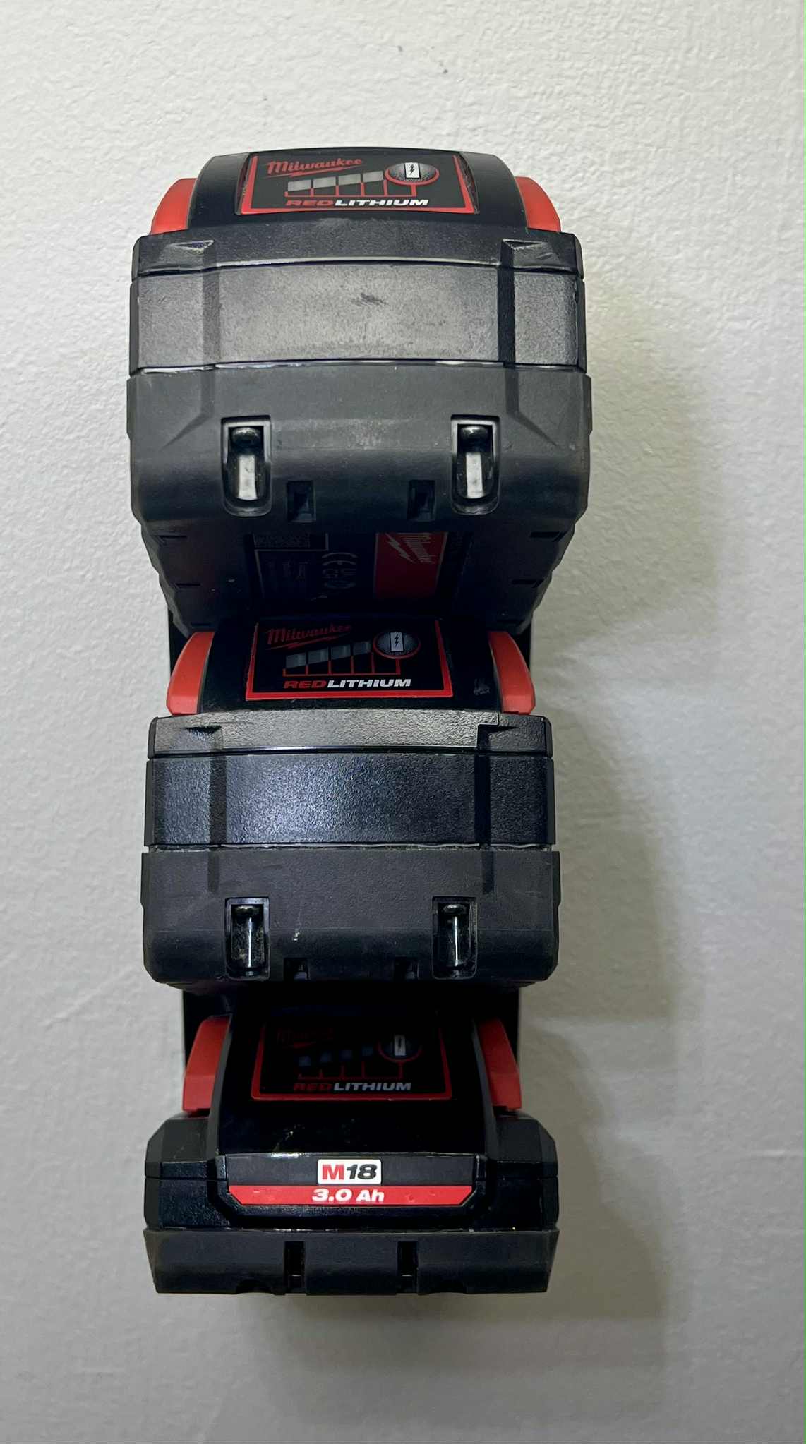 Väggmonterad Batterihållare för 3st Milwaukee M18 Batterier