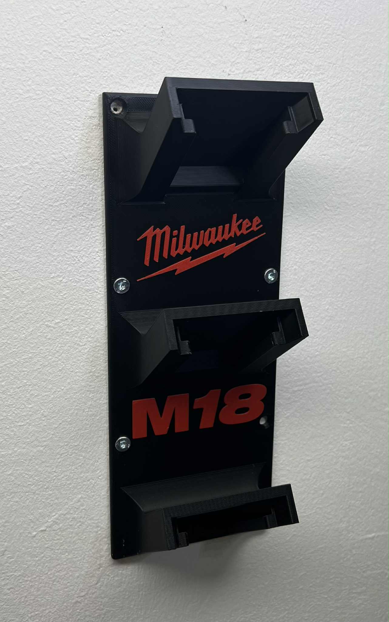 Batterifäste Milwaukee M18 x3, väggmonterat