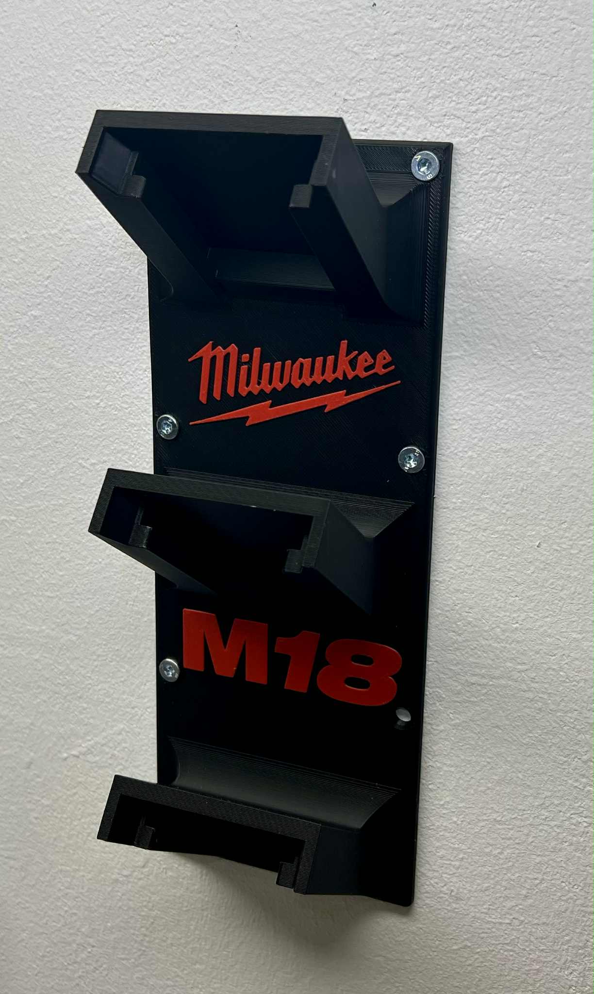 Väggmonterad Batterihållare för 3st Milwaukee M18 Batterier