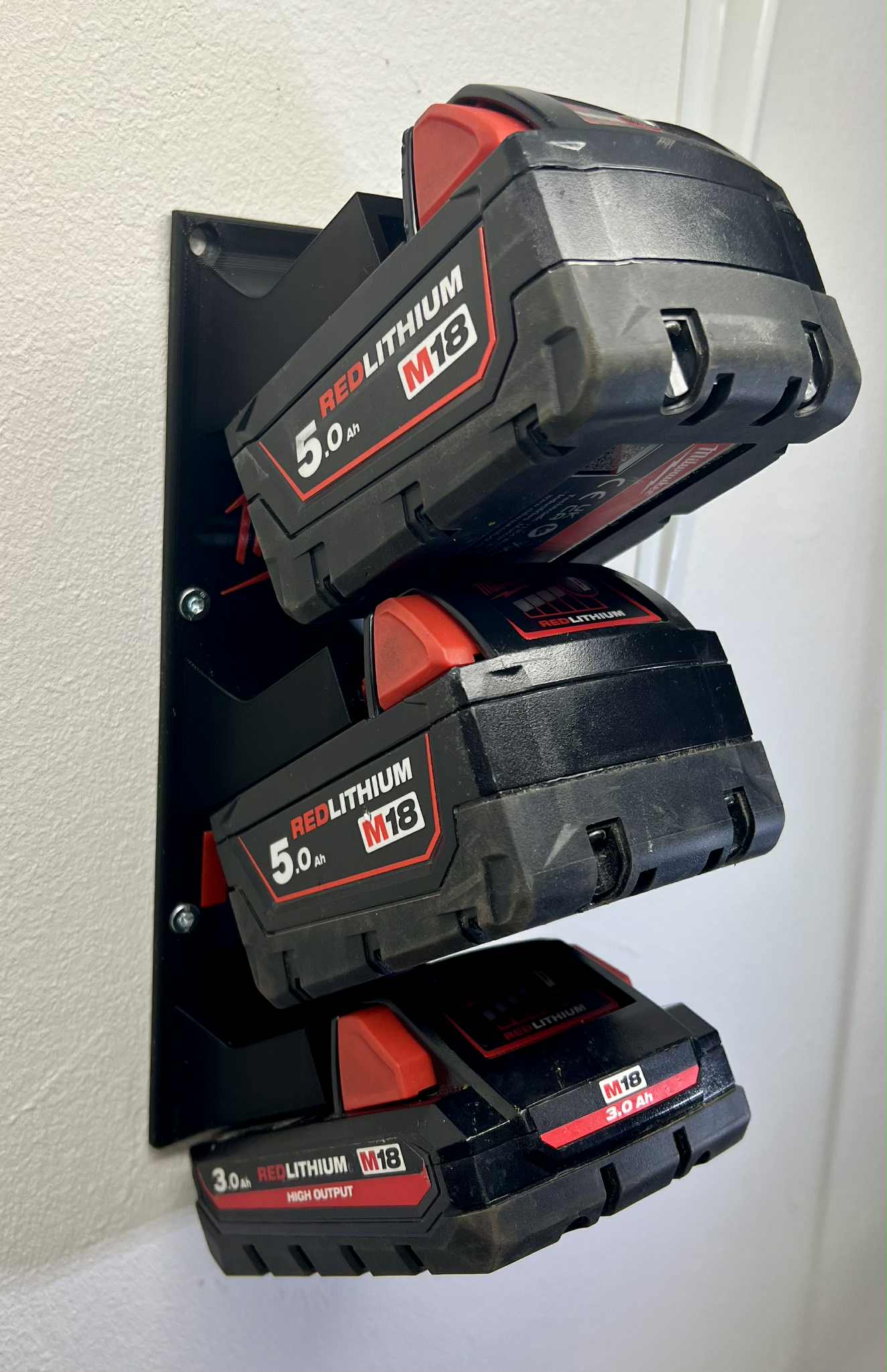 Batterifäste Milwaukee M18 x3, väggmonterat