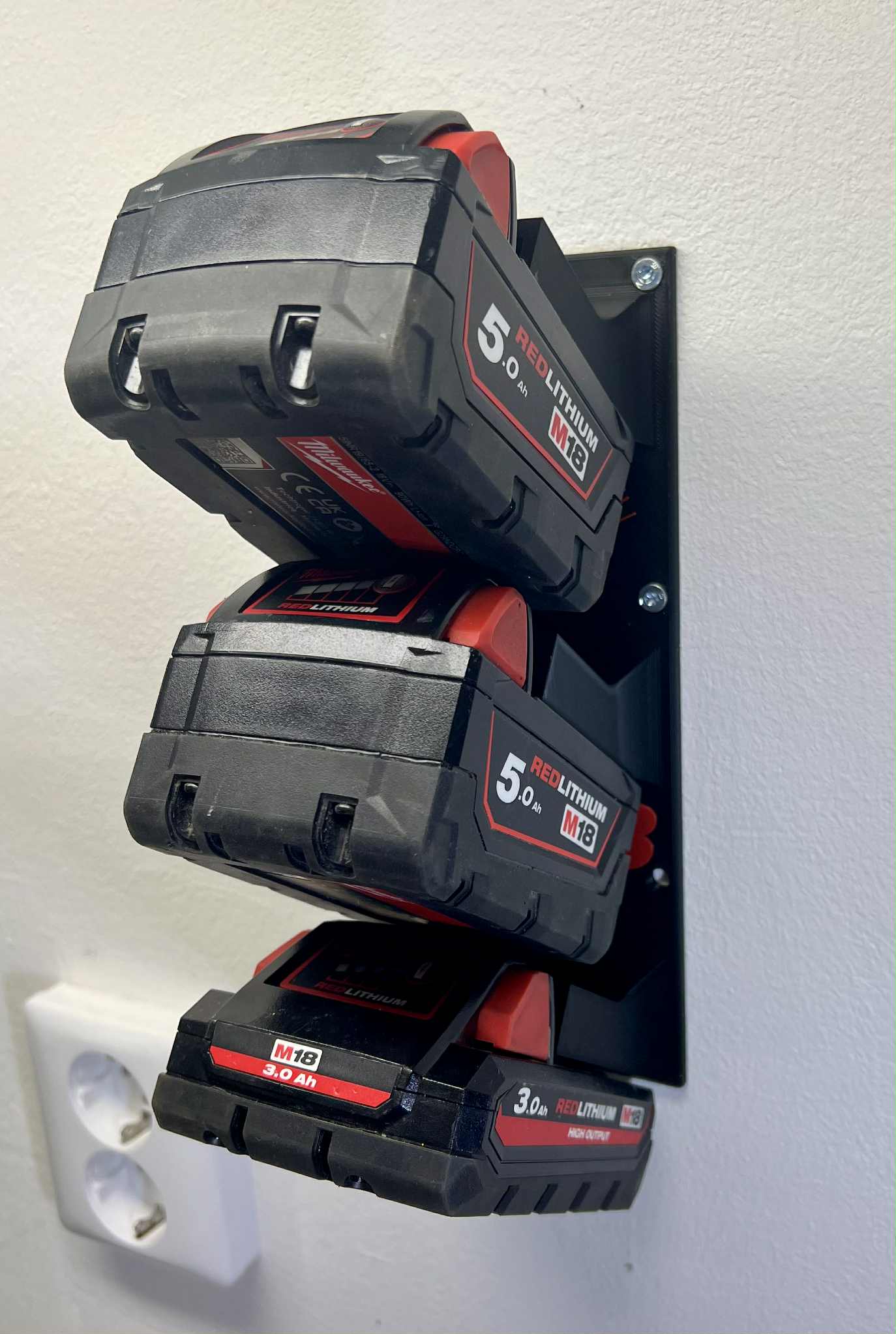 Batterifäste Milwaukee M18 x3, väggmonterat