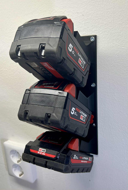 Batterifäste Milwaukee M18 x3, väggmonterat